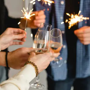 Freundinnen stoßen mit Glaesern an