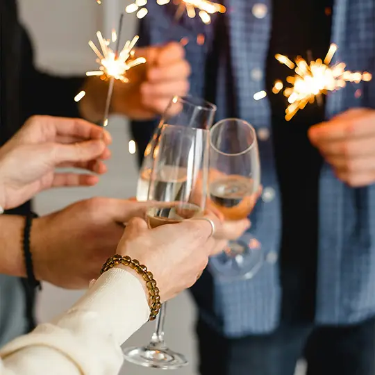 Freundinnen stoßen mit Glaesern an