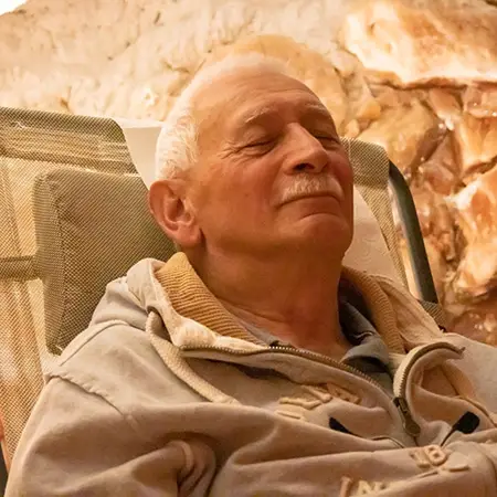 Im Liegestuhl sitzender und entspannender Mann